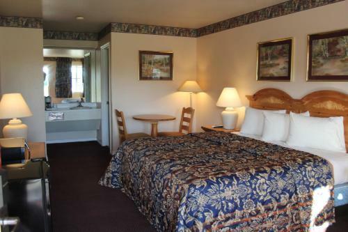 Hotel Lakeside Inn & Suites