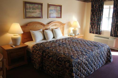 Hotel Lakeside Inn & Suites