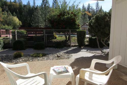 Hotel Pioneer Inn & Suites