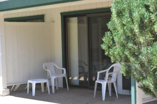 Hotel Pioneer Inn & Suites