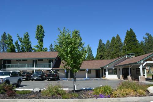 Hotel Pioneer Inn & Suites