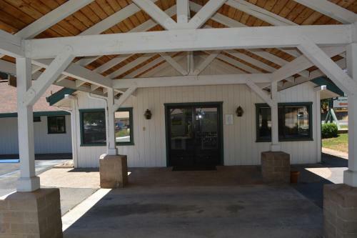 Hotel Pioneer Inn & Suites