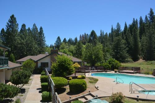 Hotel Pioneer Inn & Suites