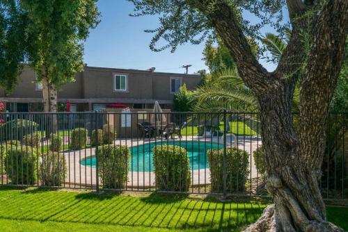 Cozy Two-bedroom With Pool Near Old Town