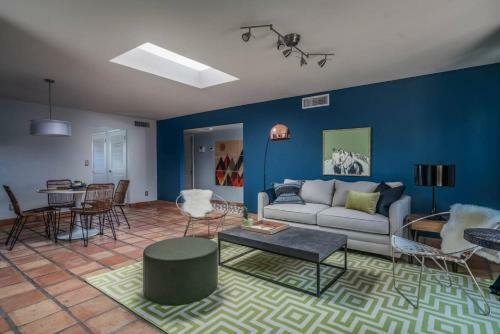 Cozy Two-bedroom With Pool Near Old Town