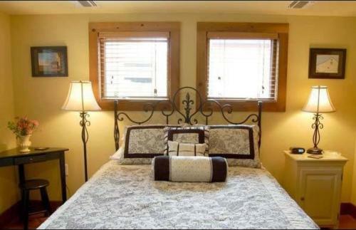 Cedar House On Sound B&B