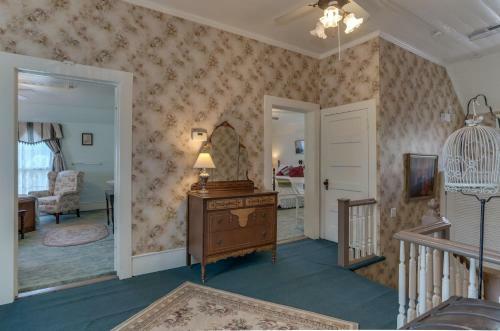 Bed & Breakfast Carrier Houses Inn