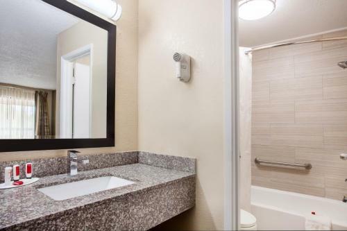 Hotel Baymont By Wyndham Lake City