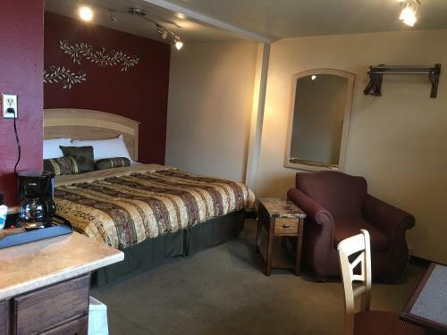 Holiday Lodge Motel
