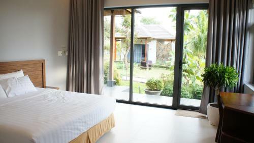 Emerald Resort Ong Lang Beach