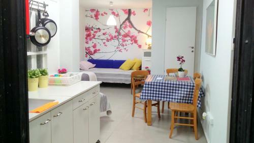 Hostal Like Home, Gedera-room-bnb