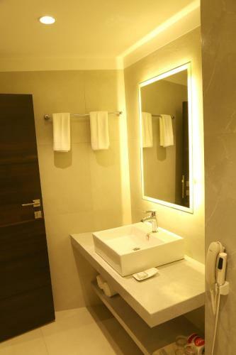 Hotel The Flora Grand