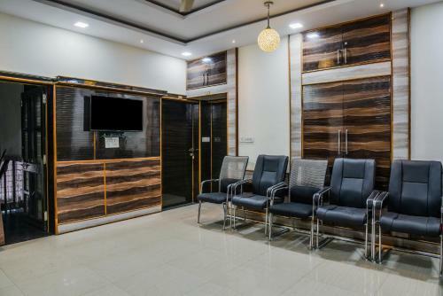 Hotel Oyo 11868 Rk Residency