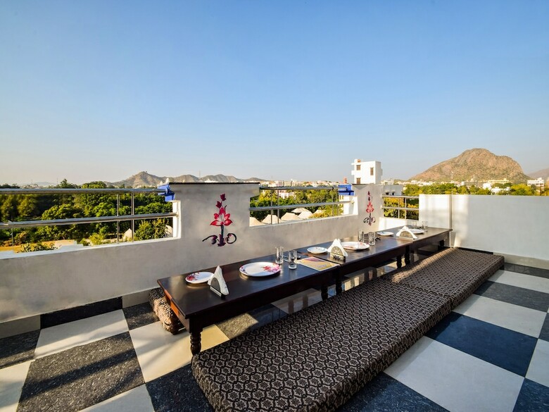 Oyo 10682 Hotel Blue Lotus