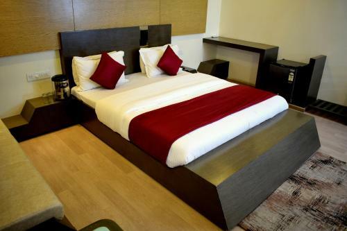 Hostal Hotel Sunrise Palace By Sky Stays