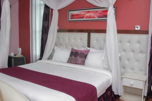 Hotel Karen Inn & Suites