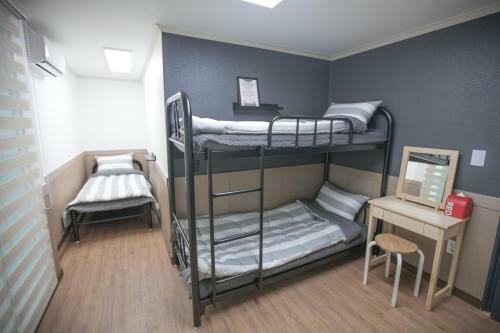 Hostal Twins Guesthouse