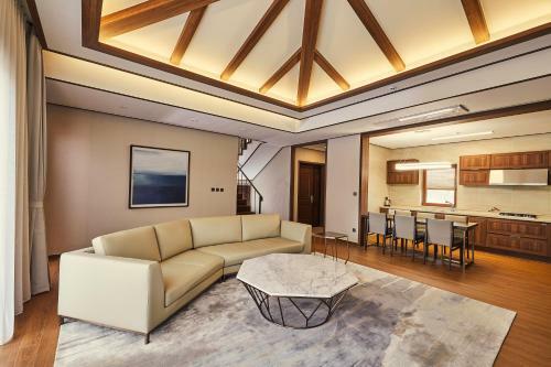 Camphortree Hotel And Resort