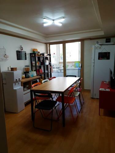 Bed & Breakfast Roommate In Ehwa