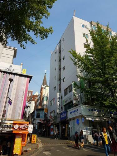 Bed & Breakfast Roommate In Ehwa