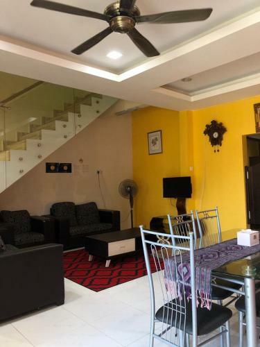 Selesa Holiday Home