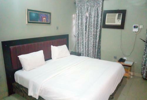 De Royal Legacy Hotel And Suites