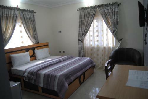 De Royal Legacy Hotel And Suites