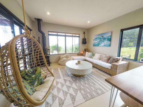 Coast Retreat Muriwai - Walk To The Beach!