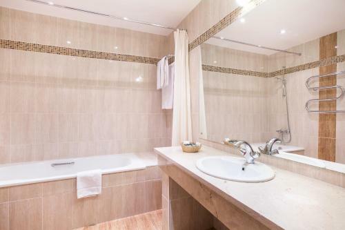 Arthurs Village & Spa Hotel