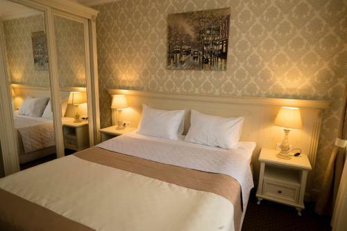 Salut Hotel