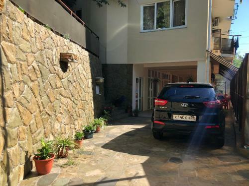 Hostal Raduga Guest House