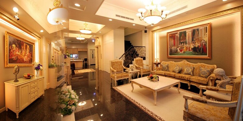 Hostal Baroque House