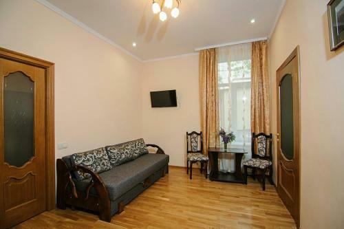 Apartment On Brativ Rohatyntsiv 3