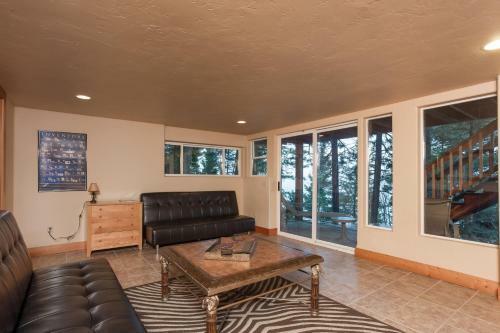 The Hilltop Lakefront Hideaway