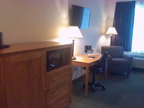 Hotel Junction Inn Suites & Conference Center