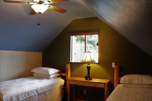Hotel Lone Fir Resort