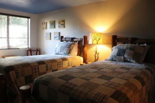 Hotel Lone Fir Resort