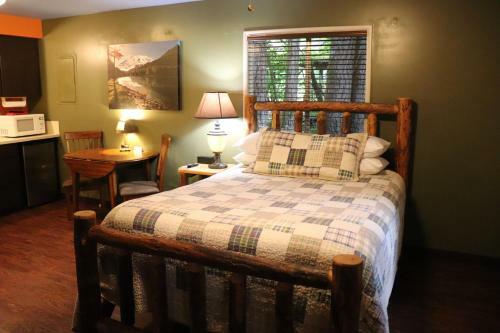 Hotel Lone Fir Resort