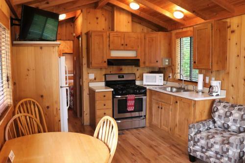 Hotel Lone Fir Resort