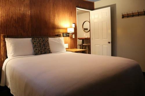 Hotel Lone Fir Resort