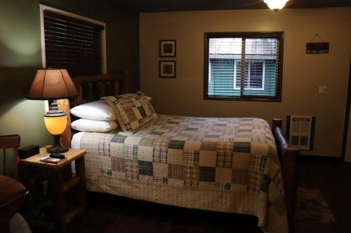 Hotel Lone Fir Resort