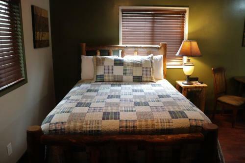 Hotel Lone Fir Resort