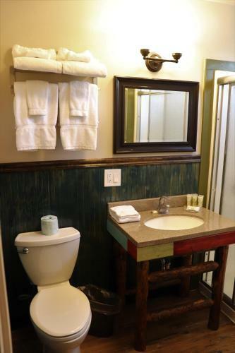 Hotel Lone Fir Resort