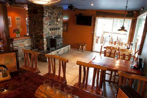 Hotel Lone Fir Resort
