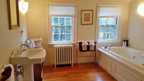 Centennial House Bed And Breakfast