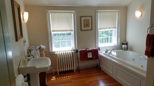 Centennial House Bed And Breakfast