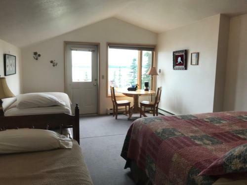 Lake Louise Lodge, Alaska