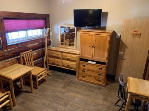 Historic Tamarack Lodge And Cabins