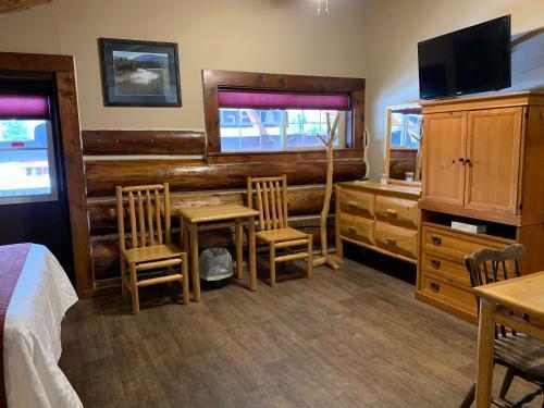 Historic Tamarack Lodge And Cabins
