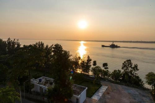 Rajhans Hotel & Resort